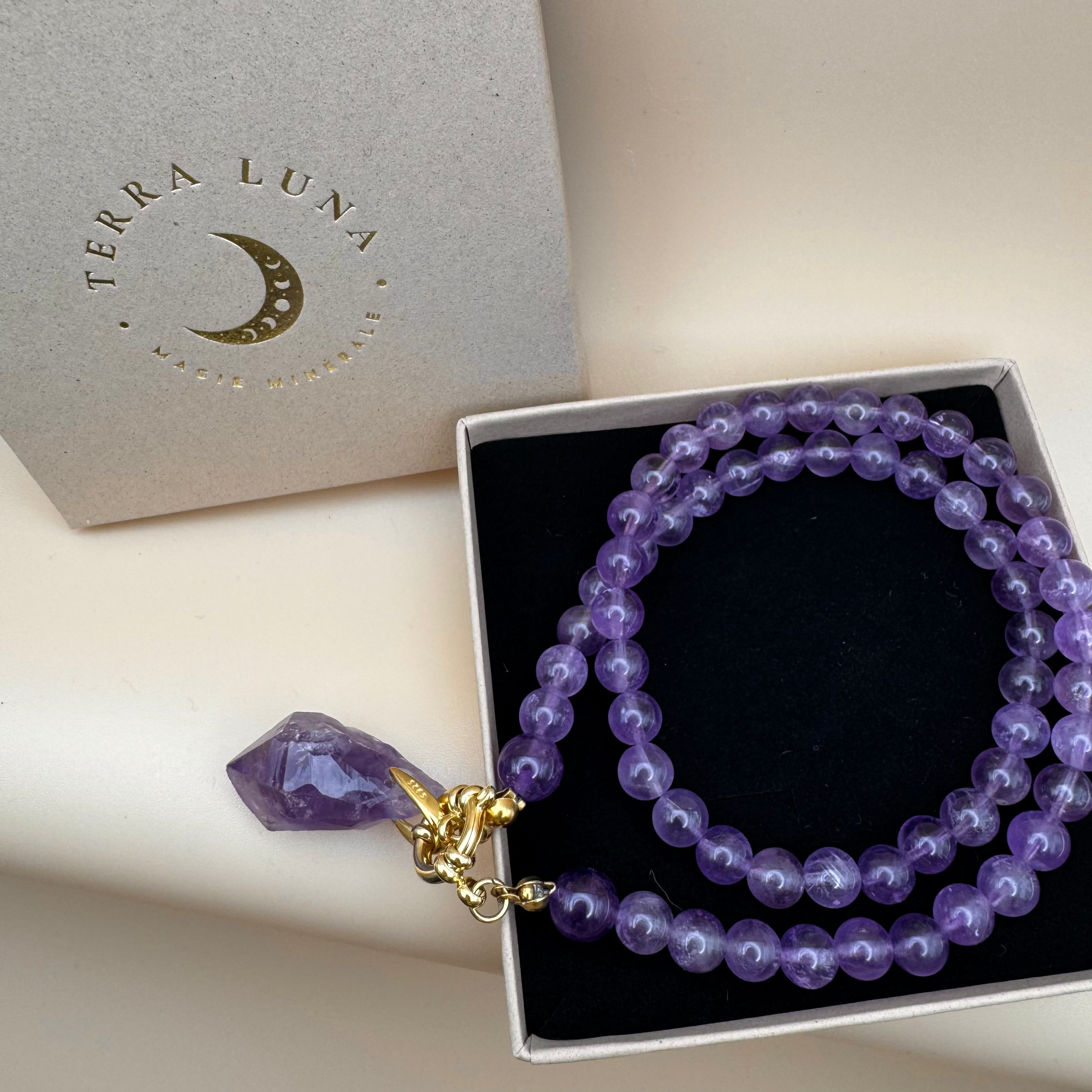 COLLIER AMÉTHYSTE - PERLES RONDES ET PENDENTIF PIERRE BRUTE - 45cm - Bélière plaqué or 18K et fermoir acier inoxydable doré -
