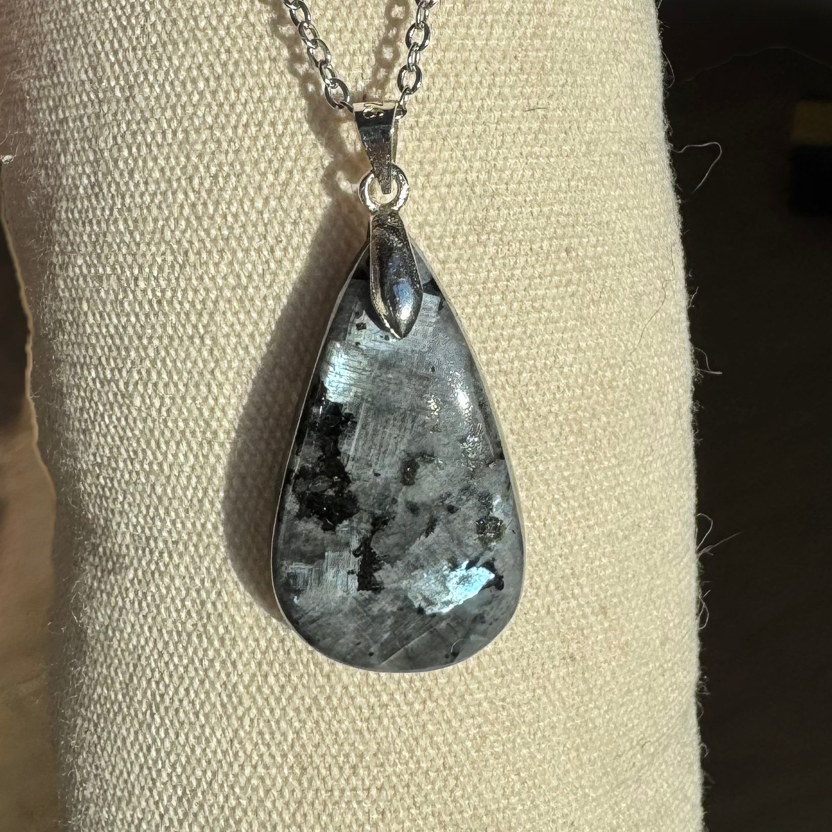 PENDENTIF LARVIKITE - Bélière argent925 - Chaine acier inoxydable ou cordon cuir