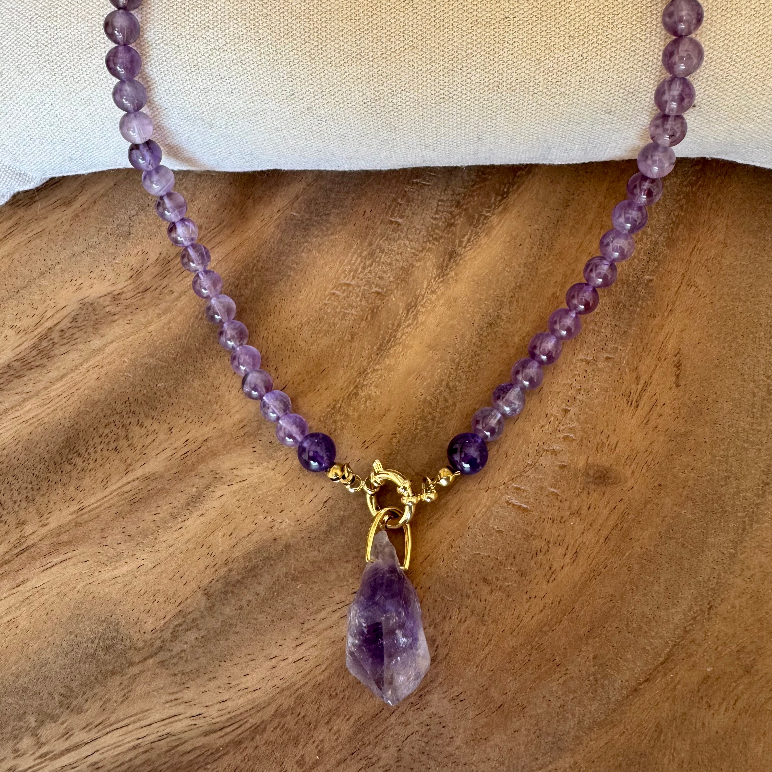 COLLIER AMÉTHYSTE - PERLES RONDES ET PENDENTIF PIERRE BRUTE - 45cm - Bélière plaqué or 18K et fermoir acier inoxydable doré -