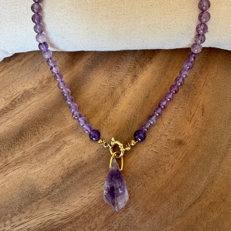 COLLIER AMÉTHYSTE - PERLES RONDES ET PENDENTIF PIERRE BRUTE - 45cm - Bélière plaqué or 18K et fermoir acier inoxydable doré -