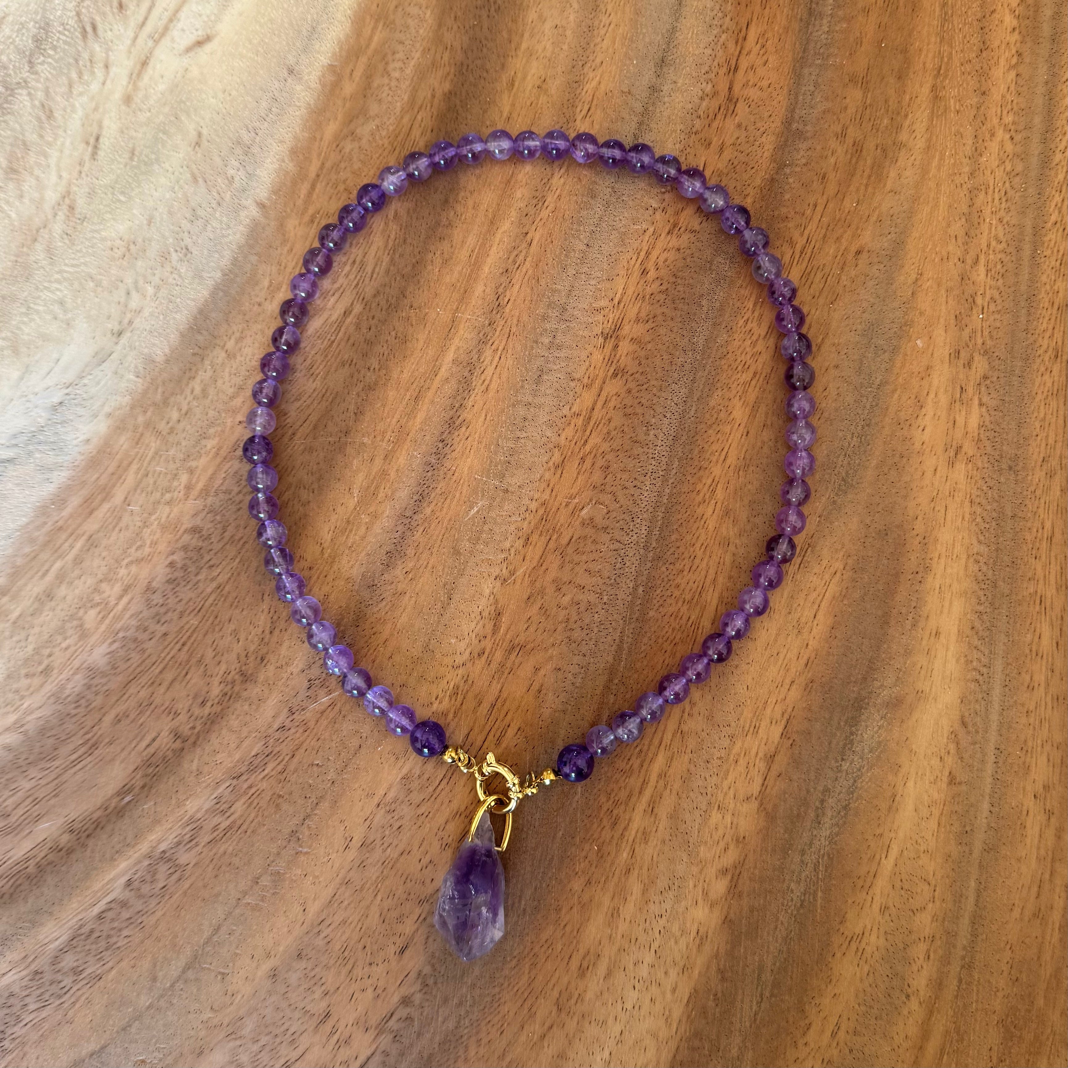 COLLIER AMÉTHYSTE - PERLES RONDES ET PENDENTIF PIERRE BRUTE - 45cm - Bélière plaqué or 18K et fermoir acier inoxydable doré -
