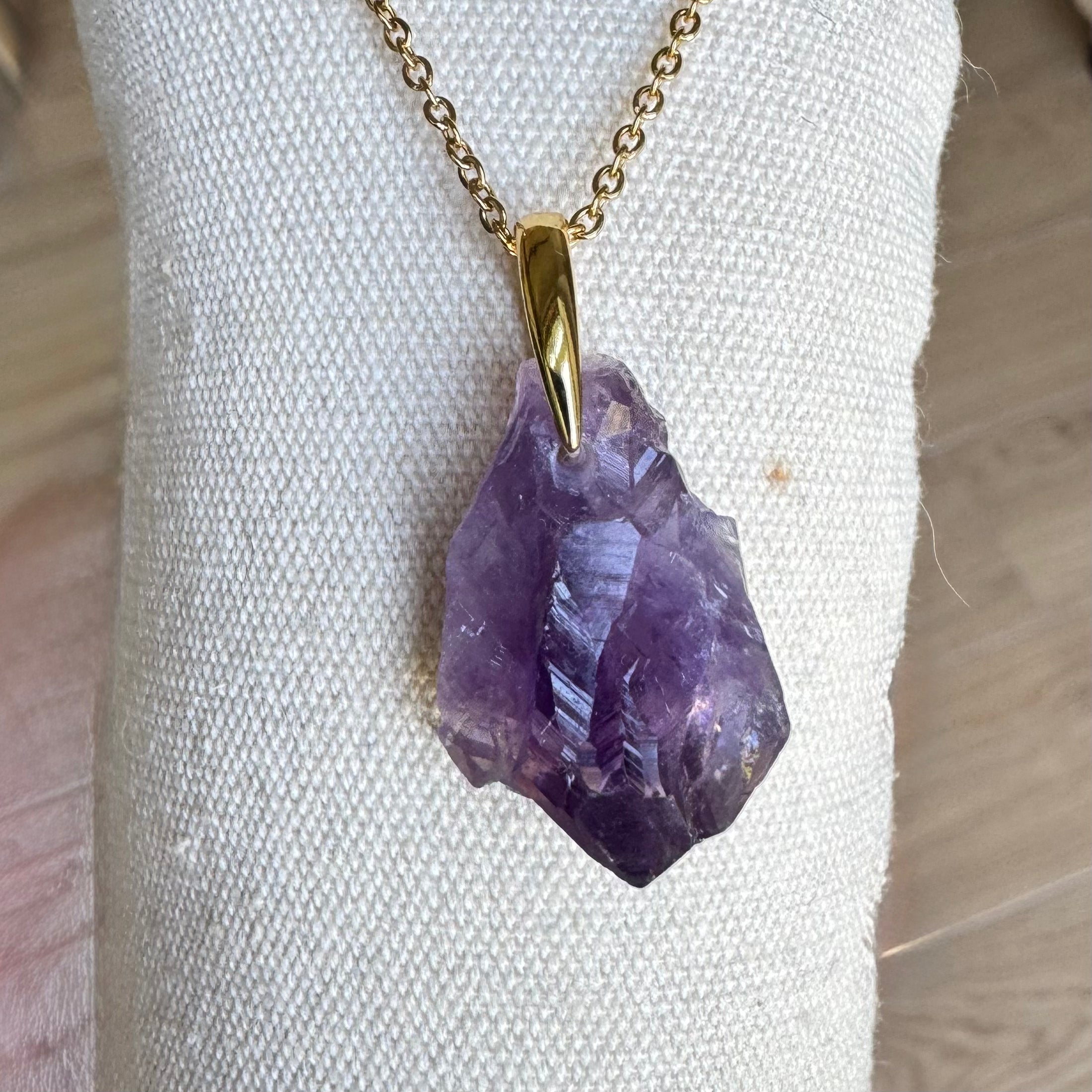 PENDENTIF AMÉTHYSTE BRUTE - Bélière plaqué or sur argent 925 - Chaine acier inoxydable doré ou cordon cuir