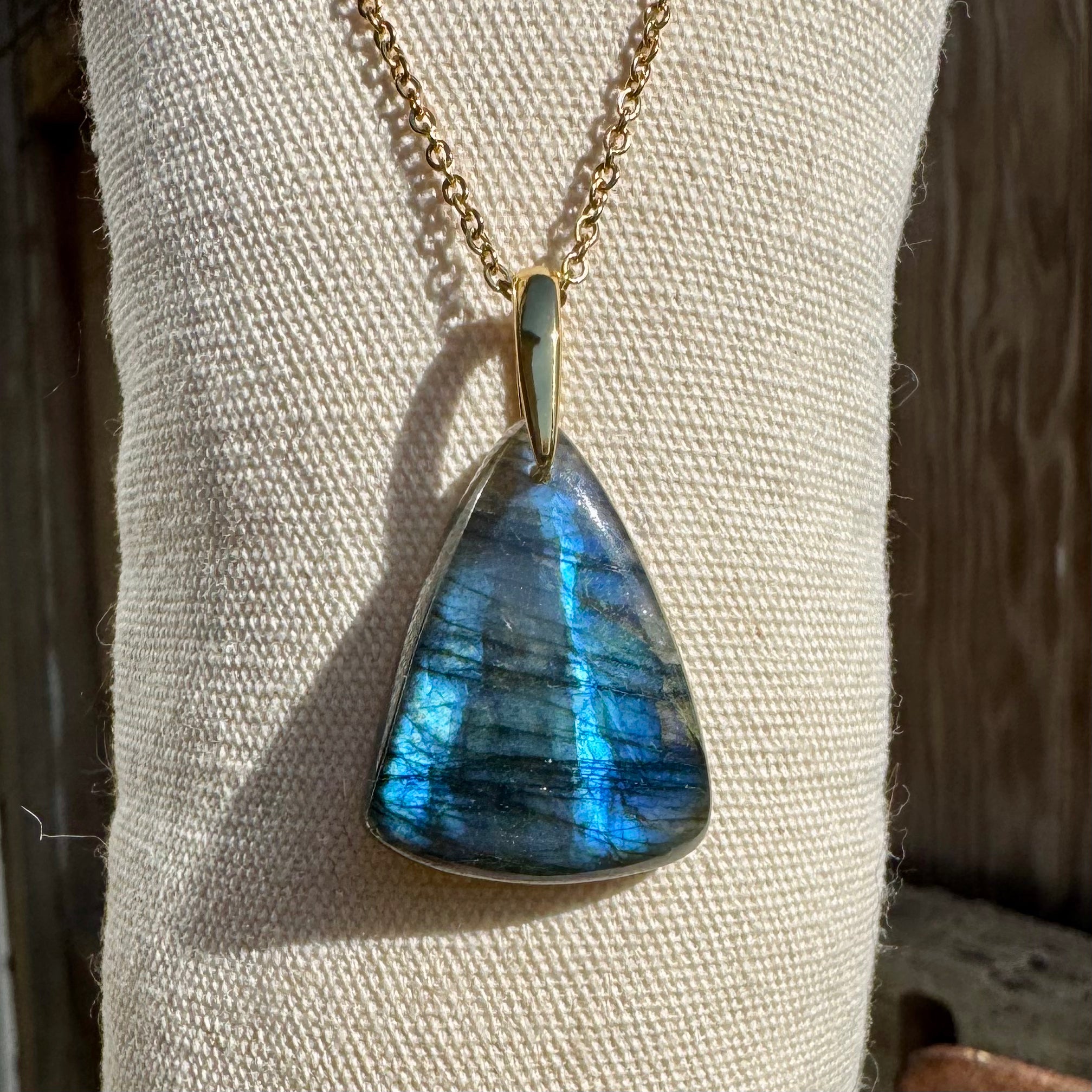 PENDENTIF LABRADORITE - Madagascar -Plaqué or sur argent925 - Chaine acier doré inoxydable ou cordon cuir
