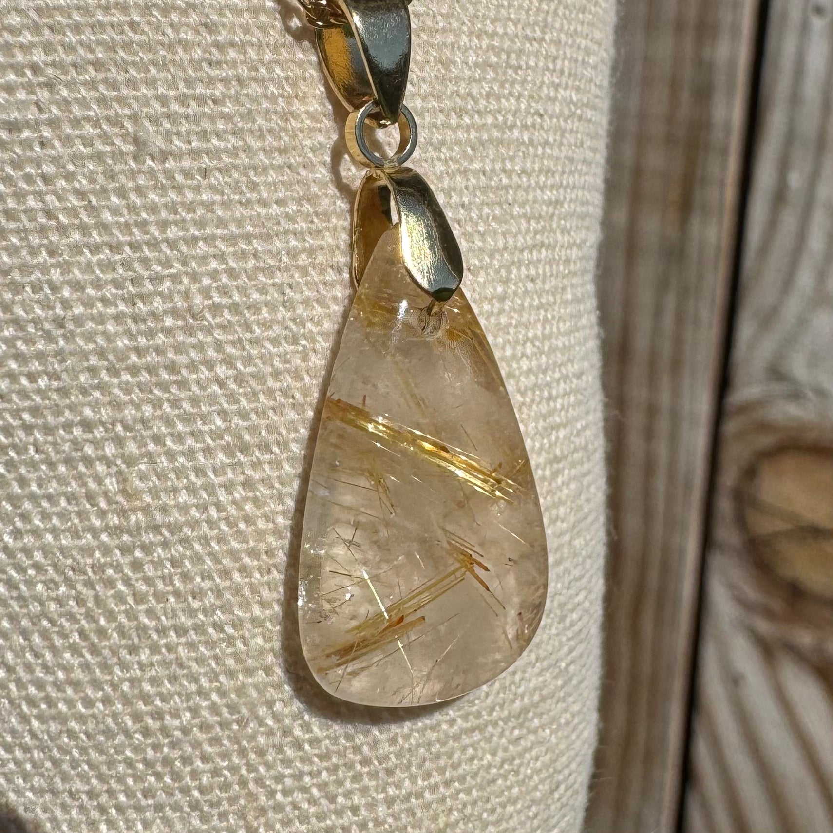 PENDENTIF QUARTZ RUTILE - Bélière plaqué or - Chaine acier doré inoxydable