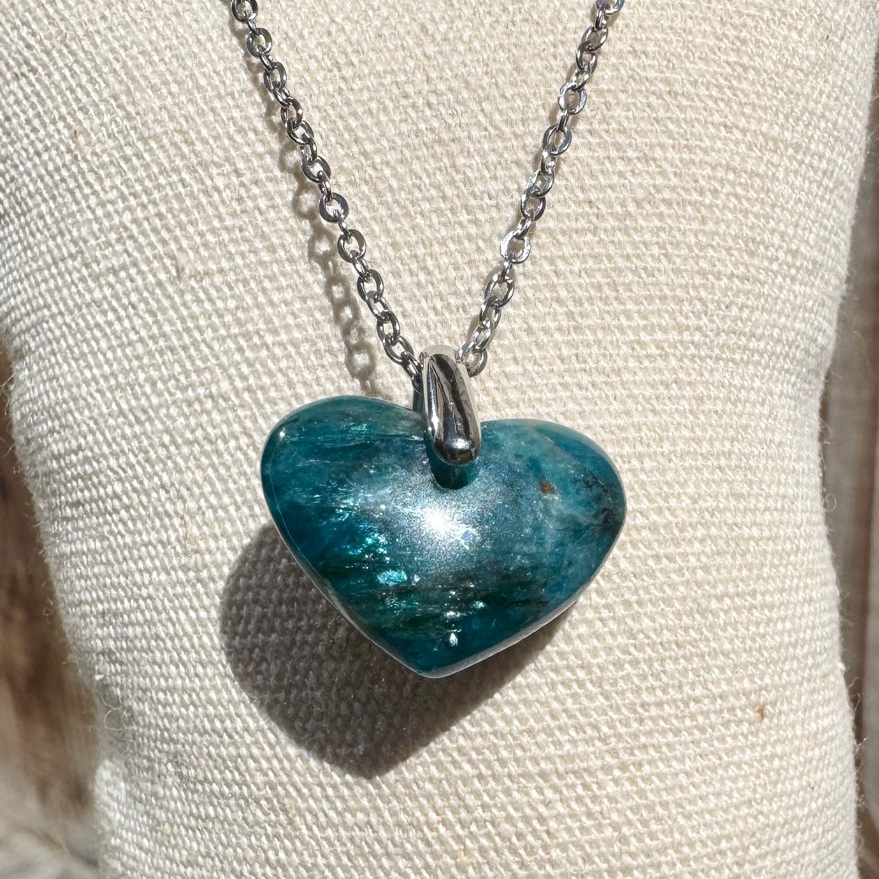 PENDENTIF COEUR APATITE BLEUE - Bélière acier inoxydable - Chaine acier inoxydable ou cordon cuir