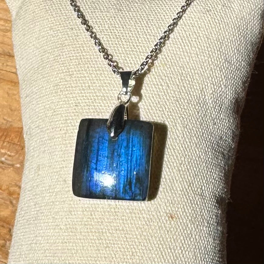 PENDENTIF LABRADORITE - Madagascar - Bélière argent925 - Chaine acier inoxydable ou cordon cuir