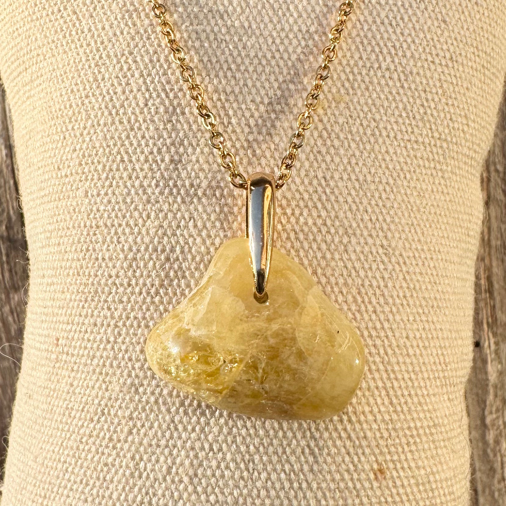 PENDENTIF HÉLIODORE pierre roulée - Bélière plaqué or sur argent925 - Chaine acier inoxydable dorée