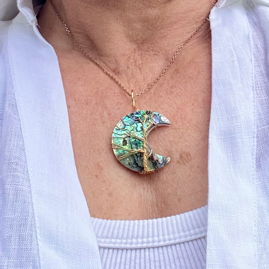 PENDENTIF ARBRE DE VIE SUR LUNE EN ORMEAU- acier inoxydable - Chaine acier inoxydable 45cm