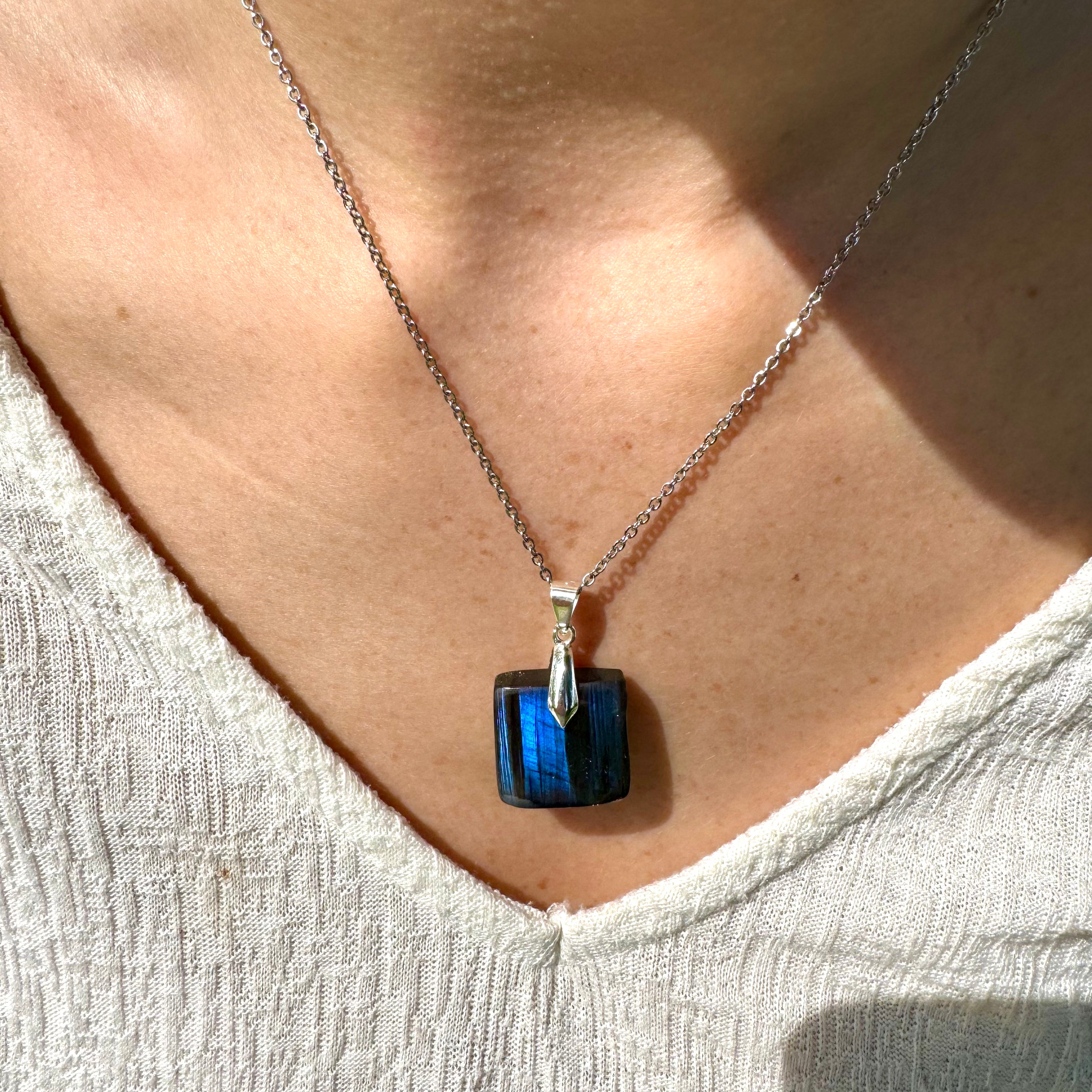 PENDENTIF LABRADORITE - AA - Madagascar - Bélière argent925 - Chaine acier inoxydable ou cordon cuir