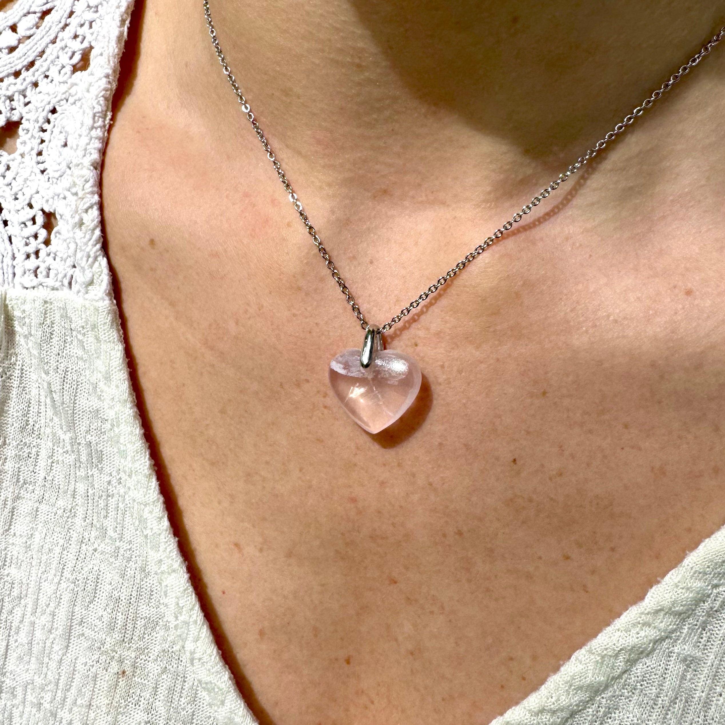 PENDENTIF Quartz rose - Coeur - Brésil - Bélière laiton argenté - Chaine acier inoxydable