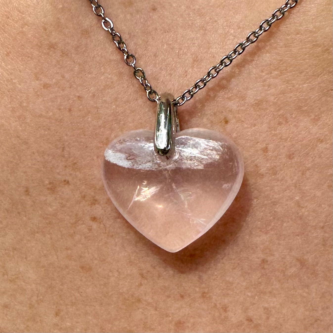 PENDENTIF Quartz rose - Coeur - Brésil - Bélière laiton argenté - Chaine acier inoxydable