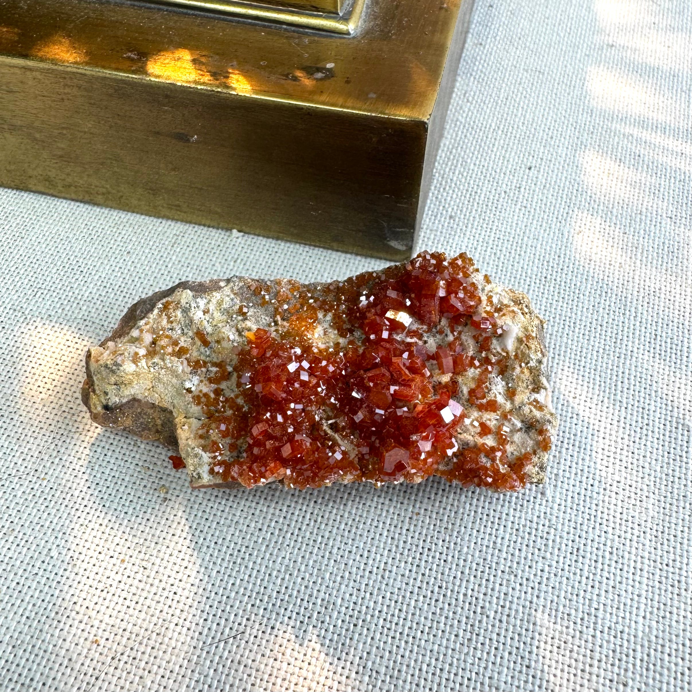 VANADINITE SUR BARYTE- AA - MAROC- Pierre brute