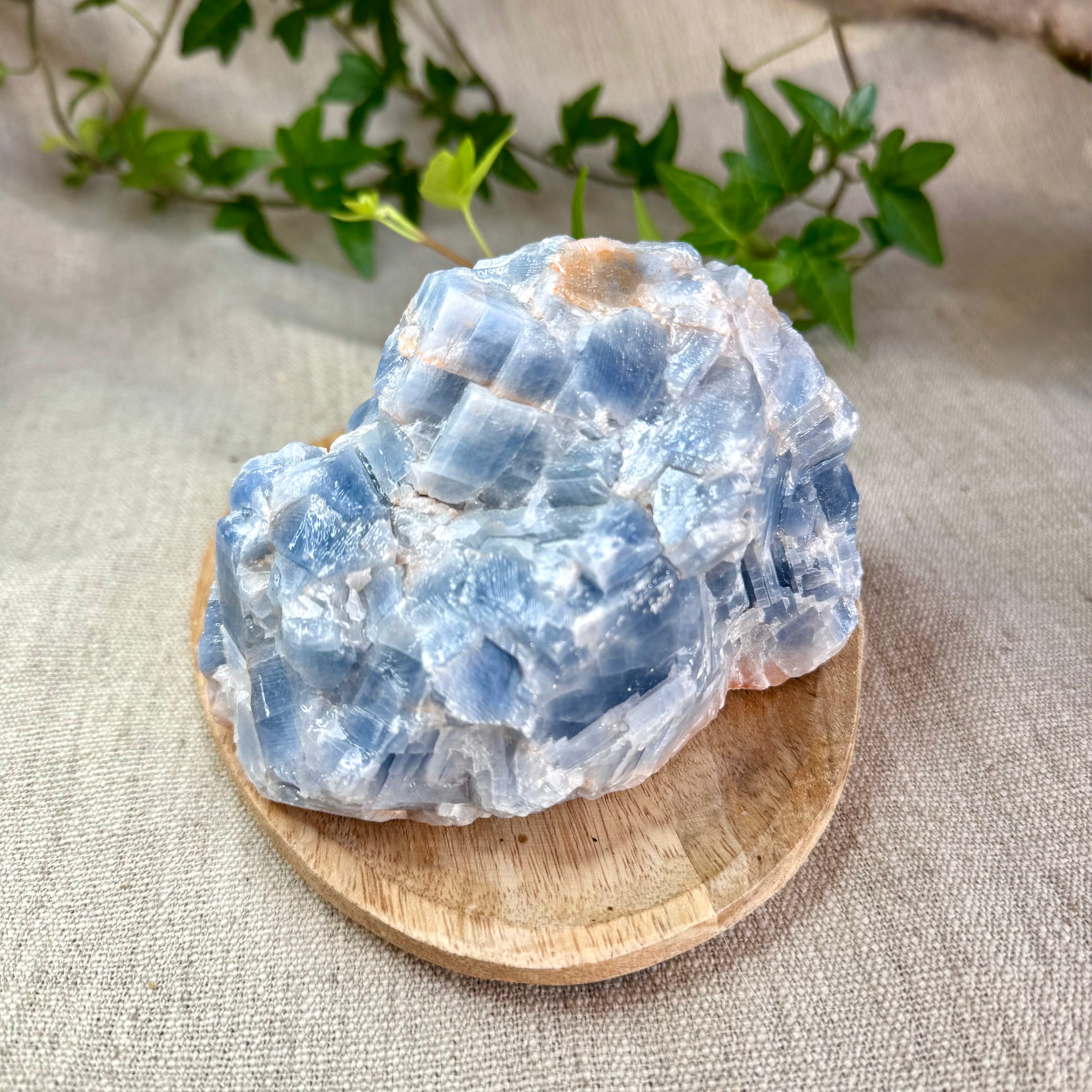 CALCITE BLEUE - AAA- Madagascar - Pierre brute (probablement vernie)