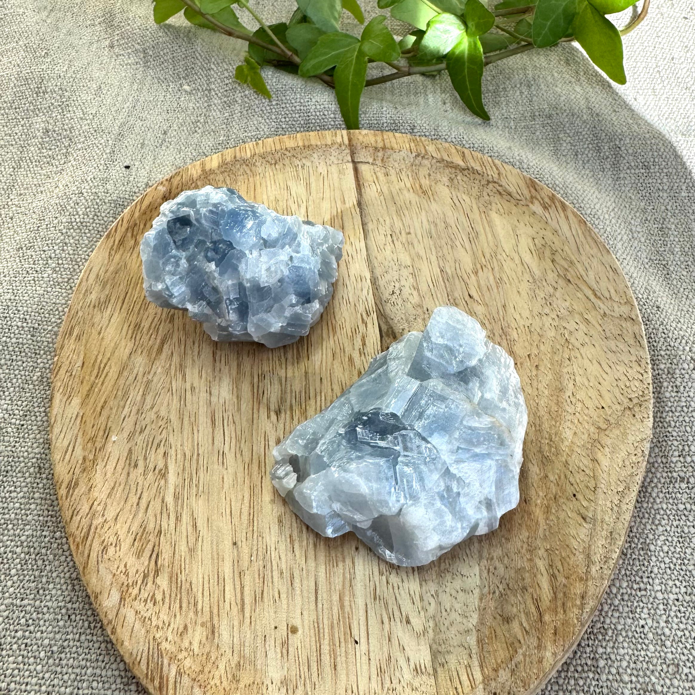 CALCITE BLEUE - AAA - Madagascar - Pierre brute (probablement vernie)