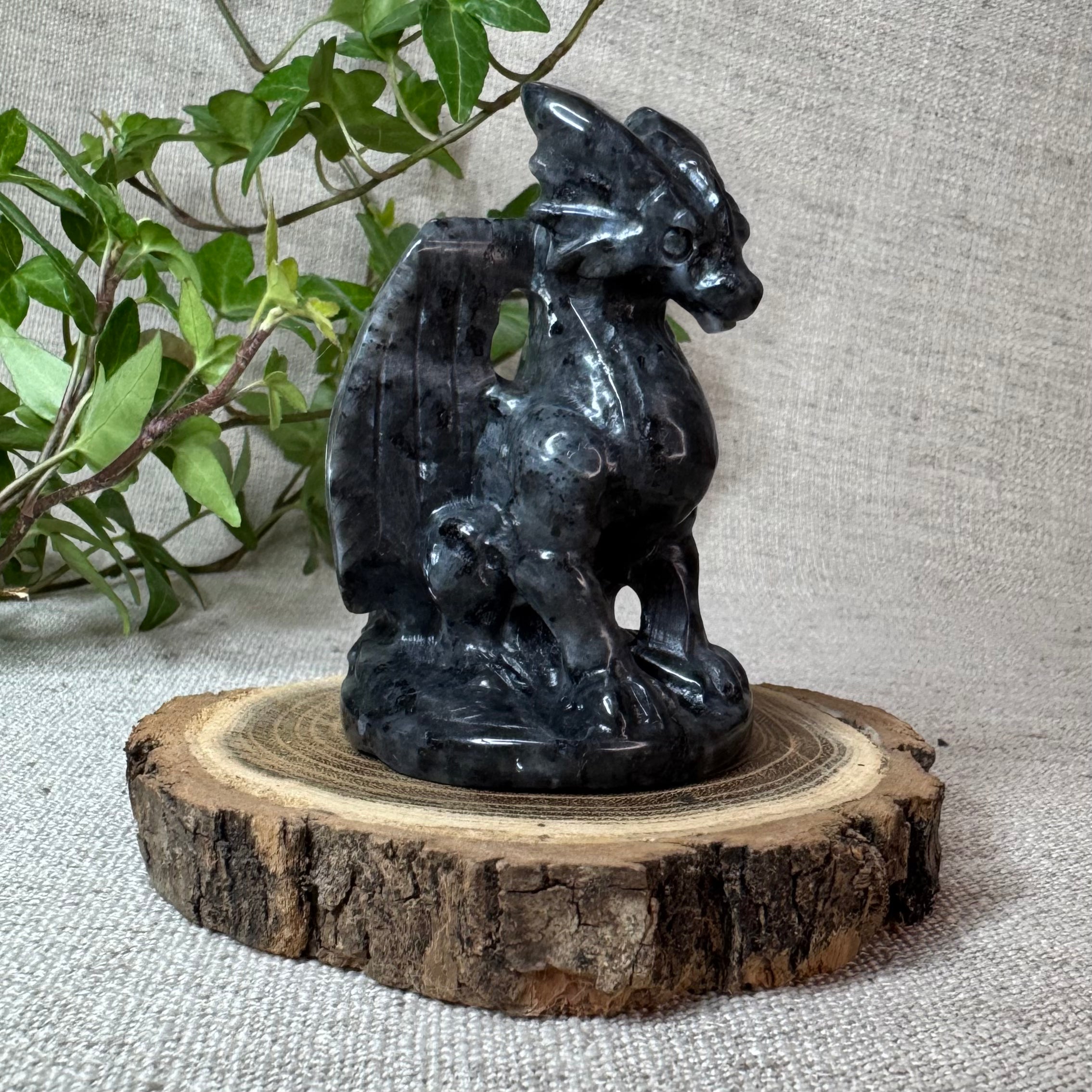 FEILONG, DRAGON  VOLANT -  Larvikite ou Obsidienne noire - 7cm