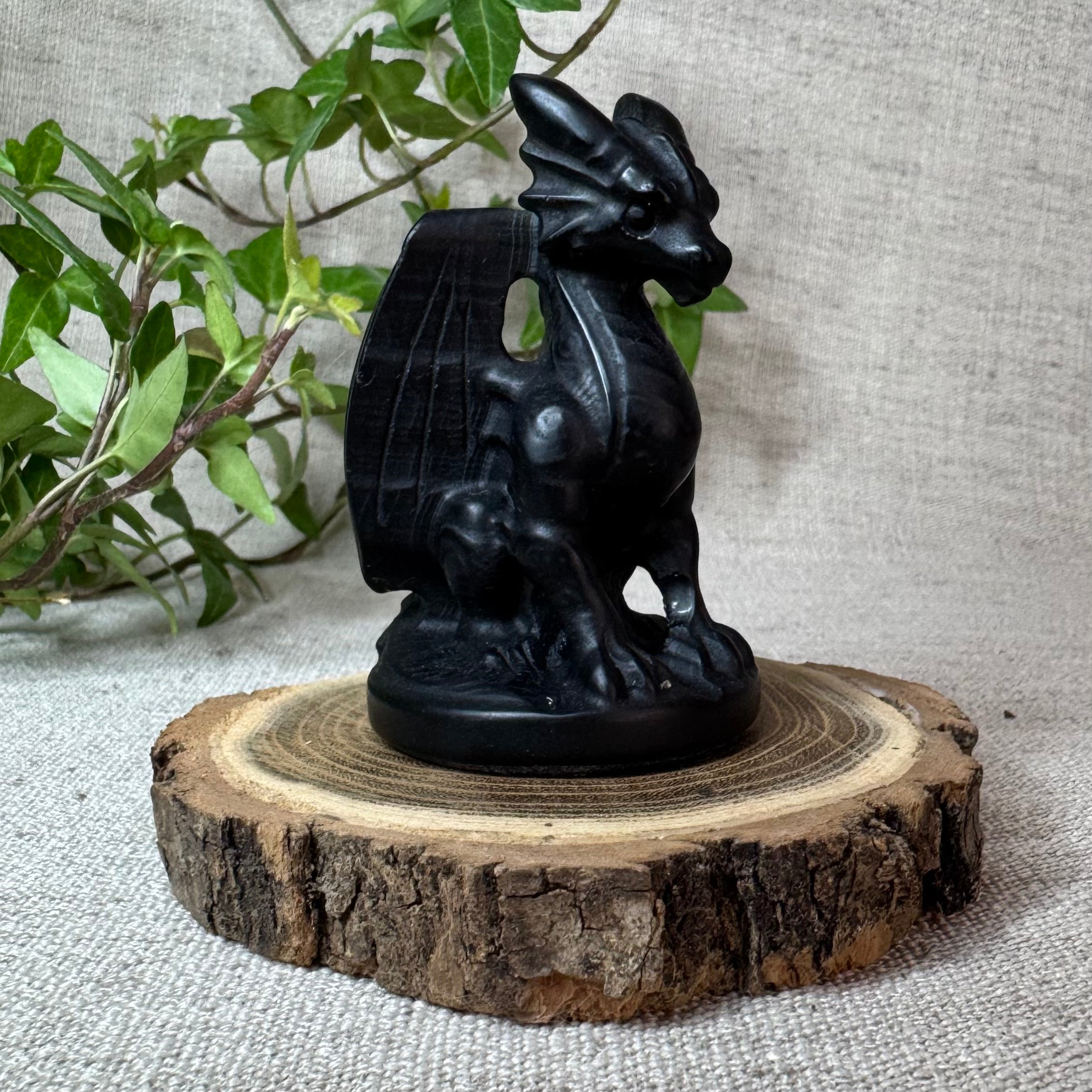 FEILONG, DRAGON  VOLANT -  Larvikite ou Obsidienne noire - 7cm